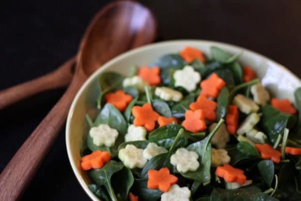 Spinach salad with carrots and cucumbers