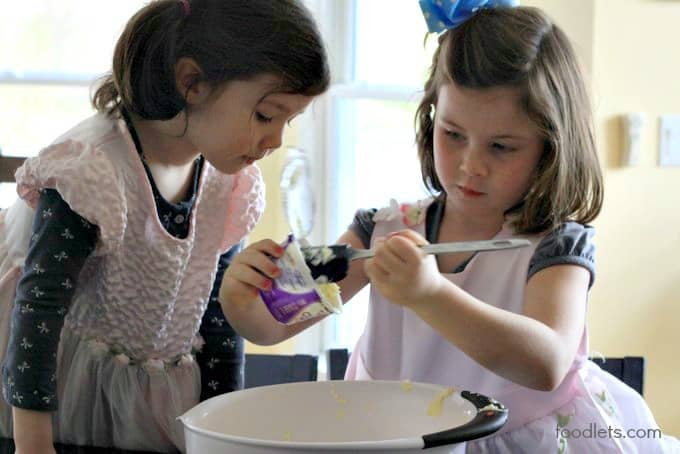 phoebe and estelle mixing yogurt