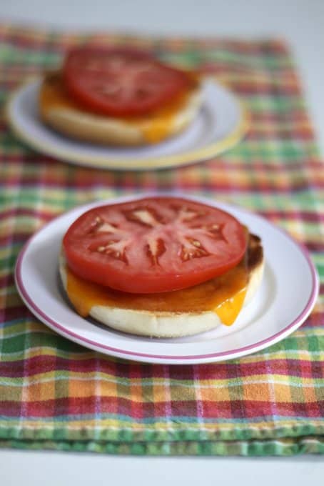 cheesy bagel with tomato