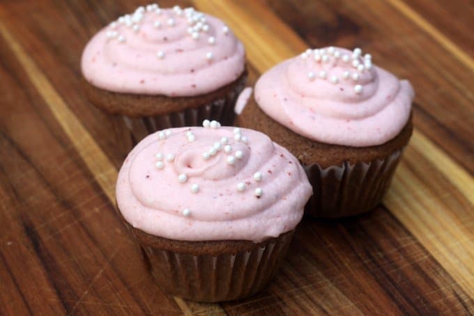 strawberry cupcakes with no food coloring, with white sprinkles