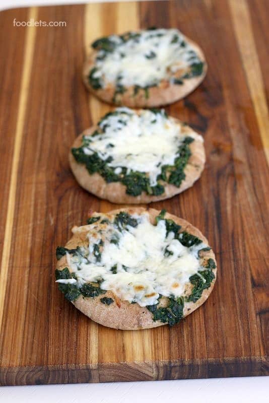 pita pizza with spinach