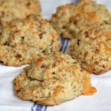 Whole-Wheat Cheddar Biscuits With Bacon - Foodlets