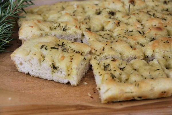 https://foodlets.com/wp-content/uploads/2019/07/easy-garlic-focaccia-bread-recipe-sliced-on-board-600x400.jpg